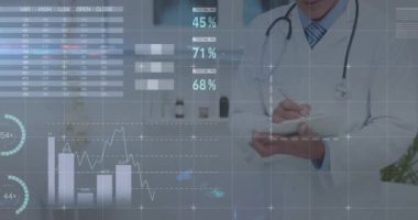 Kafkasyalı doktor üzerinden finansal veri işleme animasyonu. Küresel tıp, teknoloji, veri işleme ve dijital arayüz kavramı dijital olarak oluşturulmuş video.