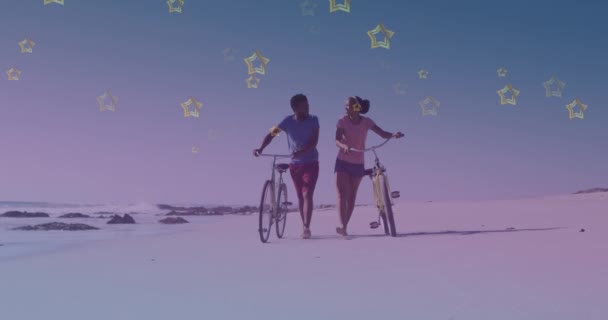 金色的星光映衬着一对骑自行车在海滩上散步的非洲裔美国夫妇 踏板日意识概念 — 图库视频影像