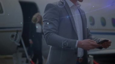 İş adamları üzerindeki bağlantı ağının animasyonu. Küresel bilim, bağlantılar, veri işleme ve dijital arayüz kavramı dijital olarak oluşturulmuş video.