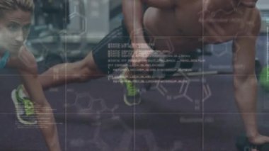 Spor salonundaki beyaz çiftin veri işleme animasyonu. Küresel spor ve dijital arayüz kavramı dijital olarak oluşturulmuş video.