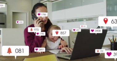 Beyaz kadın ve kızının dizüstü bilgisayar kullanarak giderek artan sayıdaki ikonların animasyonu. Küresel sosyal medya ve dijital arayüz kavramı dijital olarak oluşturulmuş video.