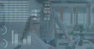 Ofisteki çeşitli iş adamları üzerinde veri işleme animasyonu. Küresel iş, bilgisayar ve dijital arayüz kavramı dijital olarak oluşturulmuş video.