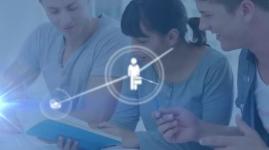 Değişik öğrencilerin konuşmaları üzerine insanlarla olan bağların animasyonu. Küresel eğitim, bağlantılar ve dijital arayüz kavramı dijital olarak oluşturulmuş video.