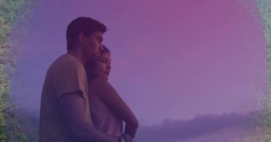 Plajda birbirini kucaklayan karışık ırk çifti üzerinde kopya alanı olan mor pankartın animasyonu. Aşk ve ilişki kavramı