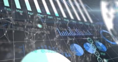 Karanlık arka planda finansal veri işleme animasyonu. Küresel bilim, bağlantılar, veri işleme ve dijital arayüz kavramı dijital olarak oluşturulmuş video.