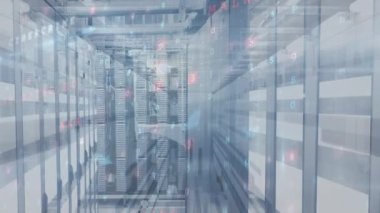 Sunucu odasında veri işleme animasyonu. küresel iş ve dijital arayüz kavramı dijital olarak oluşturulmuş video.