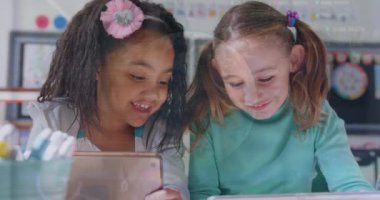 Toplantıda bilgisayar kullanan iş adamlarının istatistik ve mali veri işleme animasyonları. Okula ve eğitim konseptine dönüş.