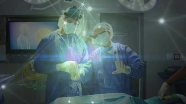 Çeşitli doktorlar üzerinde parlayan noktalarla bağlantı ağının animasyonu. Küresel tıp, bağlantılar ve dijital arayüz konsepti dijital olarak oluşturulmuş video.