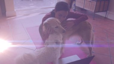 Evde köpekleriyle oynayan beyaz bir kadına karşı parlak bir ışık. Ulusal evcil hayvan ayı farkındalığı kavramı