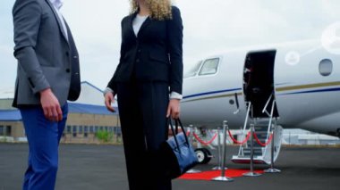 Kafkasyalı iş adamları üzerinde uçakla insan ilişkileri ikonlarının oluşturulması. Küresel iş, bağlantılar, ağlar ve veri işleme kavramı dijital olarak oluşturulmuş video.