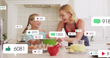 Kafkas kadın ve kızının birlikte pişirdiği ikonaların sayısı giderek artıyor. Küresel sosyal medya ve dijital arayüz kavramı dijital olarak oluşturulmuş video.