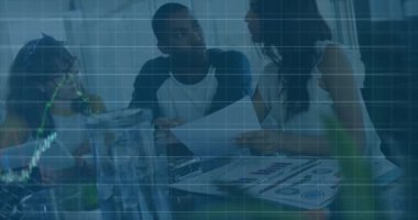 Çeşitli iş adamları üzerinde istatistik ve veri işleme animasyonu. küresel iş, bağlantılar ve veri işleme kavramı dijital olarak oluşturulmuş video.