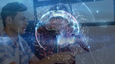 Kafkasyalı iş adamlarından oluşan bir ağ ve dünyanın animasyonu. Küresel iş ve dijital arayüz kavramı dijital olarak oluşturulmuş video.