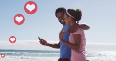 Akıllı telefon kullanan Afro-Amerikan çiftin medya simgelerinin animasyonu. Sosyal medya ve dijital arayüz konsepti dijital olarak oluşturulmuş video.