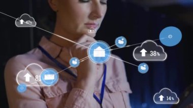 Posta ve konuşma simgeleri satırlara bağlanıyor, beyaz iş kadınlarının sayısı artıyor. Animasyon, dijital kompozit, çoklu pozlama, e-posta, kendine güven, internet ve iş konsepti.