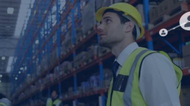 Depodaki beyaz erkek işçilerin ikonlarla olan bağlantılarının animasyonu. küresel iş ve dijital arayüz kavramı dijital olarak oluşturulmuş video.