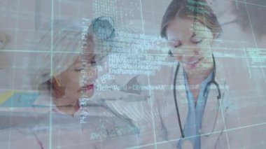 Kafkas kadın doktor ve kıdemli hasta üzerinde veri işleme animasyonu. Sağlık, tıp ve teknoloji konsepti dijital olarak üretilen video.