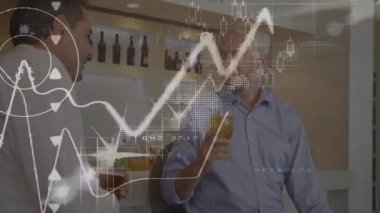 İki çift ırklı erkek arkadaş üzerinde veri işleme animasyonu. Küresel bilim, bağlantılar, veri işleme ve dijital arayüz kavramı dijital olarak oluşturulmuş video.