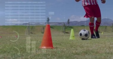 Animasyon. Biyolojik verilerle eğitim sırasında çift ırklı erkek futbolcu üzerinden ekran animasyonu. Spor, futbol, finans ve teknoloji konsepti dijital olarak oluşturulmuş video.