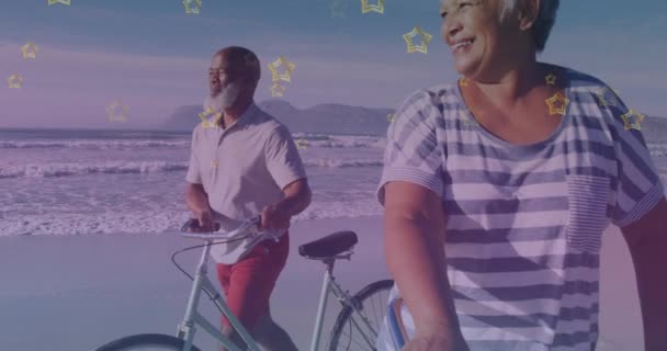 金星奖象征着与骑自行车在海滩上同行的非洲裔美国老年夫妇的较量 踏板日意识概念 — 图库视频影像