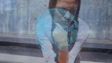 Akıllı telefon kullanan beyaz kadın üzerinden dünya ile bağlantı ağının animasyonu. Küresel iş ve dijital arayüz kavramı dijital olarak oluşturulmuş video.