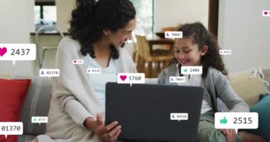 Çift ırklı kadın ve kızının dizüstü bilgisayar kullanarak giderek artan sayıdaki ikonların animasyonu. Küresel sosyal medya ve dijital arayüz kavramı dijital olarak oluşturulmuş video.