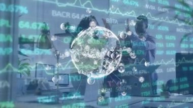 Borsa ve dünyanın çeşitli iş adamlarıyla olan bağlantılarının animasyonu. Küresel iş, finans ve dijital arayüz kavramı dijital olarak oluşturulmuş video.