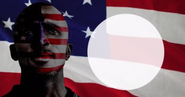 Africn American erkek sporcusunun suratında rüya gibi bir mesaj pankartı ve Amerikan bayrağı tasarımı var. Amerikan spor turnuvası konsepti