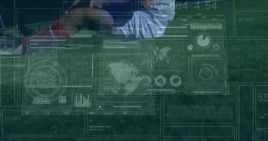 Sahada yaralanan çift ırklı futbolcu için tarama ve veri işleme animasyonu. Spor, rekabet ve veri işleme kavramı dijital olarak oluşturulmuş video.