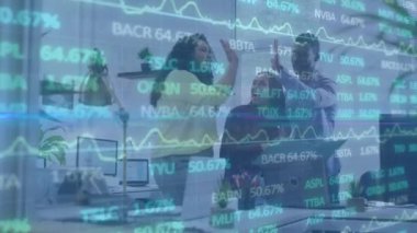 Borsa animasyonları ve çeşitli iş adamları üzerinde ışık yolları. Küresel iş, finans ve dijital arayüz kavramı dijital olarak oluşturulmuş video.