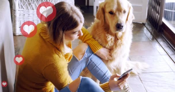 Ikon Jantung Merah Mengambang Terhadap Wanita Kaukasia Menggunakan Smartphone Sementara — Stok Video