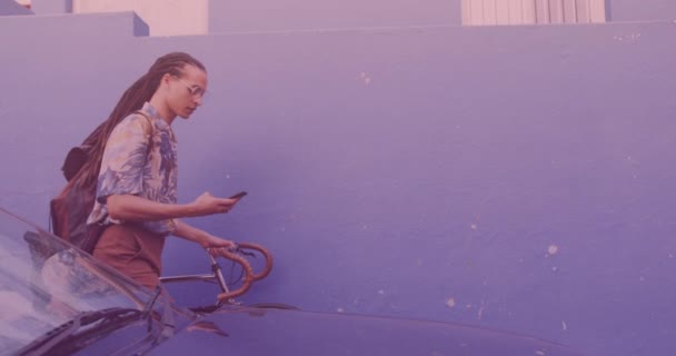 Lichtpunkte Gegen Einen Afrikaner Der Beim Gehen Mit Dem Fahrrad — Stockvideo