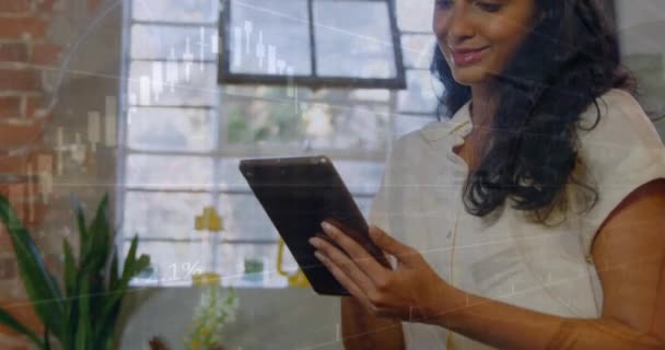 Animação Processamento Dados Financeiros Sobre Mulher Indiana Usando Tablet Digital — Vídeo de Stock