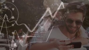 Kafkasyalı çiftin veri işleme animasyonu. Küresel bilim, bağlantılar, veri işleme ve dijital arayüz kavramı dijital olarak oluşturulmuş video.