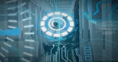 Sunucu odası ve Kafkas işçilerinin üzerinde 5G metin ve veri işleme animasyonu. Dijital olarak oluşturulmuş küresel bağlantılar, veri işleme ve dijital arayüz kavramı.