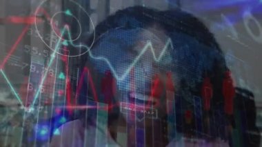 Hareket eden dijital grafiklerin animasyonu, Afro-Amerikan mutlu kadın portresi üzerinde değişen rakamlar. Dijital bileşik, çoklu pozlama, kahkaha, kıvırcık saç, veritabanı, iş raporu kavramı.