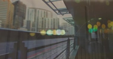 Şehir manzarası üzerinde finansal veri işleme animasyonu. Küresel bilim, bağlantılar, veri işleme ve dijital arayüz kavramı dijital olarak oluşturulmuş video.