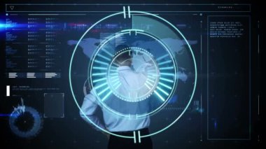 Veri işleme ve Kafkasyalı iş adamının saatle taranmasının animasyonu. küresel teknoloji, veri işleme ve dijital arayüz kavramı dijital olarak oluşturulmuş video.