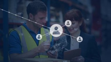 Depodaki beyaz işçilerin üzerindeki ikonlarla olan bağlantıların animasyonu. Küresel iş ve dijital arayüz kavramı dijital olarak oluşturulmuş video.