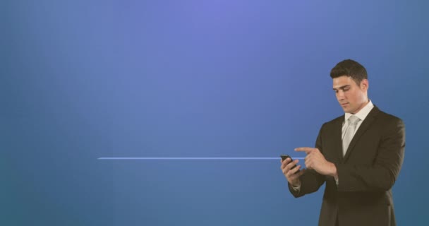 Анимация Кавказского Бизнесмена Проверяющего Количество Подписчиков Телефону Логотипе Синем Фоне — стоковое видео
