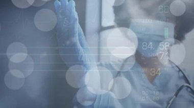 Cerrahi eldiven giyen Afrika kökenli Amerikalı kadın cerrah hakkında tıbbi veri işleme. Sağlık ve tıbbi araştırma teknolojisi kavramı