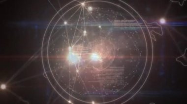 Karanlık arkaplan üzerindeki dünya ve bağlantılar ağının animasyonu. küresel bağlantılar, iş dünyası, dijital arayüz, teknoloji ve ağ konsepti dijital olarak oluşturulmuş video.