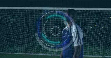 Sahadaki çift ırklı futbolcu üzerinde tarama ve veri işleme animasyonu. Spor, rekabet ve veri işleme kavramı dijital olarak oluşturulmuş video.