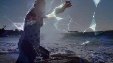 Küre animasyonu ve denizlerde yoga yapan melez bir kadın üzerindeki bağlantılar. Spor, sağlıklı, aktif yaşam tarzı, bağlantılar ve teknoloji konsepti dijital olarak oluşturulmuş video.