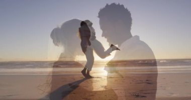 Afrikalı Amerikalı evli çiftin animasyonu. Sahildeki Afrikalı Amerikalı çift yüzünden. Tatil ve dijital arayüz kavramı dijital olarak oluşturulmuş video.