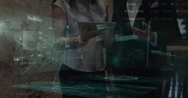 Ofisteki çeşitli iş arkadaşlarıyla ilgili grafik ve verilerin animasyonu. İş, finans ve ekonomi kavramı dijital olarak oluşturulmuş video.