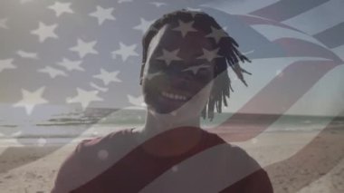 Amerikan bayrağı üzerinde mutlu Afro-Amerikan kadın animasyonu. Amerikan vatanseverliği ve ulus çeşitliliği kavramı dijital olarak oluşturulmuş video.