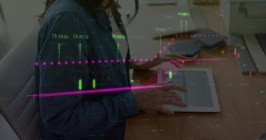 Ofiste dijital tablet kullanan beyaz kadın hakkında finansal veri işleme animasyonu. İş analizleri ve veri teknolojisi kavramı