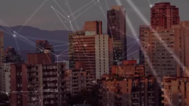 Şehir manzarası üzerindeki bağlantı ağının animasyonu. küresel bağlantılar, veri işleme ve dijital arayüz konsepti dijital olarak oluşturulmuş video.