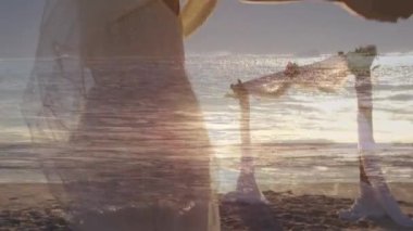 Sahilde evli Afro-Amerikan bir çiftin üzerinde deniz animasyonu. Tatil ve dijital arayüz kavramı dijital olarak oluşturulmuş video.